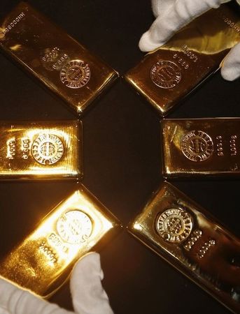© Reuters. Слитки золота в магазине Ginza Tanaka в Токио