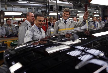 © Reuters. Chairman and CEO of the Renault-Nissan Alliance Ghosn and French Minister for Industrial Recovery Montebourg visit the Renault automobile factory line which produces the Zoe electric car in Flins