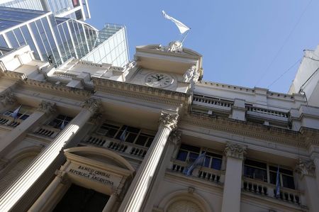 © Reuters. The facade of Argentina's Banco Central is seen in Buenos Aires