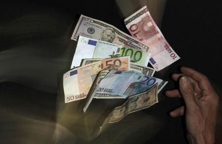 © Reuters. L'EURO DEVRAIT RESTER FORT AVANT UNE RÉSURGENCE DU DOLLAR EN FIN D'ANNÉE