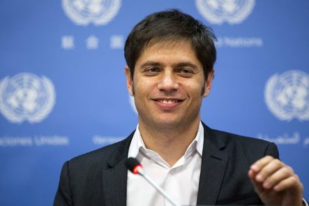 © Reuters. Minister of Economy of Argentina, Axel Kicillof speaks to members of the media at United Nations headquarters in New York
