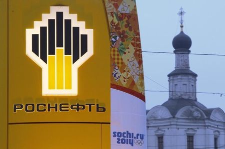© Reuters. Company logo of Rosneft outside a service station in Moscow