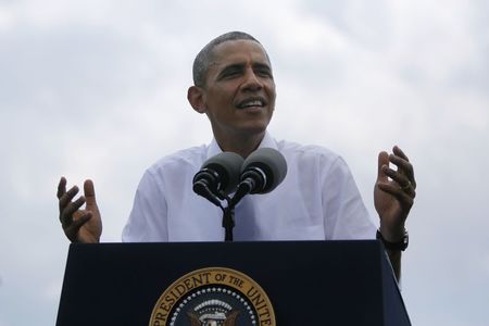 © Reuters. U.S. President Barack Obama makes remarks on the economy at the Georgetown Waterfront Park in Washington