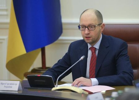 © Reuters. Премьер-министр Арсений Яценюк на заседании парламента Украины в Киеве