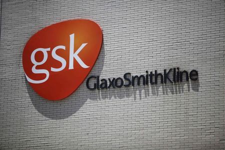 © Reuters. File photo of the logo of GlaxoSmithKline on its office building in Shanghai