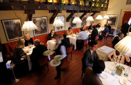 © Reuters. Un ristorante a Milano