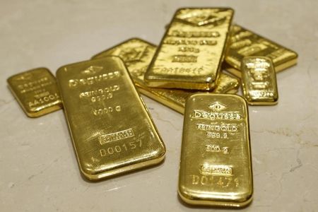 © Reuters. Слитки золота в хранилище трейдера Degussa в Цюрихе