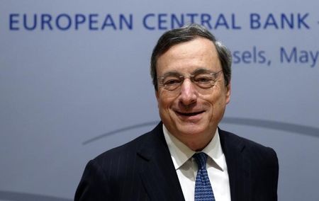 © Reuters. ECB President Draghi arrives at a news conference in Brussels