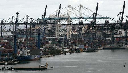 © Reuters. A cargo ship sits at the dock at a port of Miami