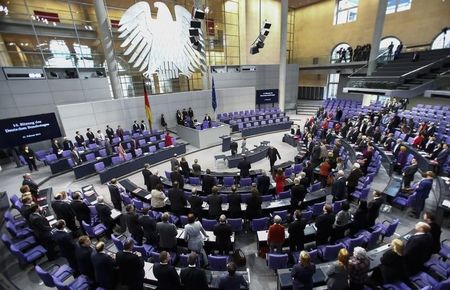 © Reuters. البرلمان الألماني يقر حدا أدنى للأجور بواقع 8.50 يورو في الساعة