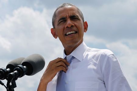 © Reuters. U.S. President Barack Obama loosens his tie in the heat before he delivers remarks on the economy at the Georgetown Waterfront Park in Washington