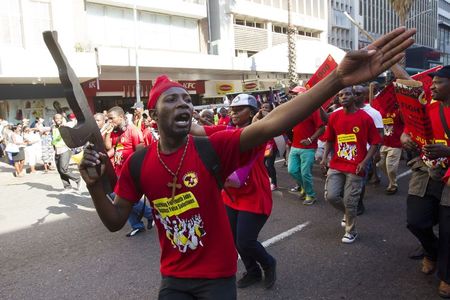 © Reuters. Members of the National Union of Metal Workers of South Africa (NUMSA) protest on the streets of Durban