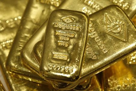 © Reuters. Слитки золота в хранилище отделения трейдера Degussa в Цюрихе