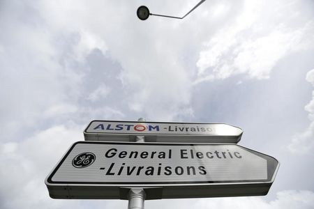 © Reuters. ALSTOM DANS LE VERT À LA MI-SÉANCE, LE CAC 40 PEU CHANGÉ