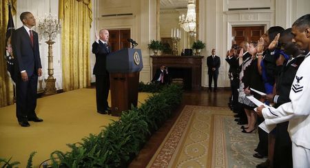 © Reuters. Obama looks on as Mayorkas administers the Oath of Allegiance to members of the U.S. military and military spouses at a ceremony for them to become naturalized U.S. citizens at the White House in Washington