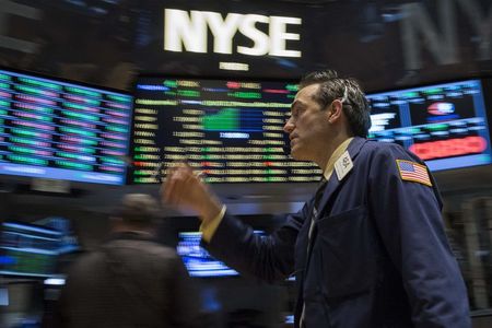 © Reuters. A trader works on the floor of the New York Stock Exchange