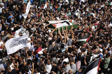 © Reuters. Palestinians carry the body of Mohammed Abu Khudair during his funeral in Shuafat