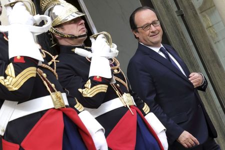 © Reuters. LÉGÈRE REMONTÉE DE FRANÇOIS HOLLANDE DANS UN SONDAGE OPINIONWAY