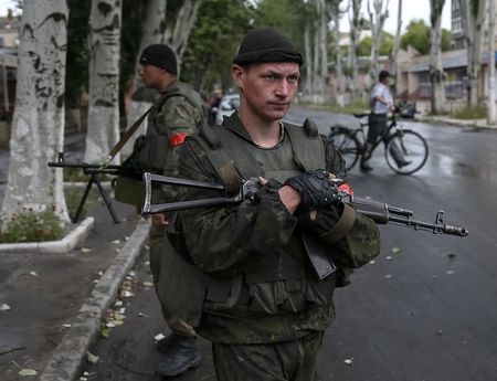 © Reuters. Ukrainian soldiers are seen in Slaviansk