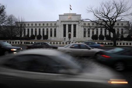 © Reuters. Morning commuters drive past the Federal Reserve Bank building in Washington