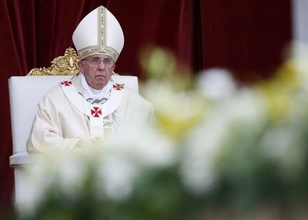 © Reuters. LE PAPE REÇOIT POUR LA PREMIÈRE FOIS DES VICTIMES D'ABUS SEXUELS