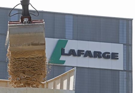 © Reuters. LAFARGE ET HOLCIM LISTENT DES CESSIONS EN VUE DE LEUR FUSION