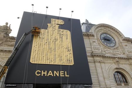© Reuters. File photo of a crane removing a huge advertisement for Chanel No. 5 perfume installed on the facade of the Musee d'Orsay in Paris