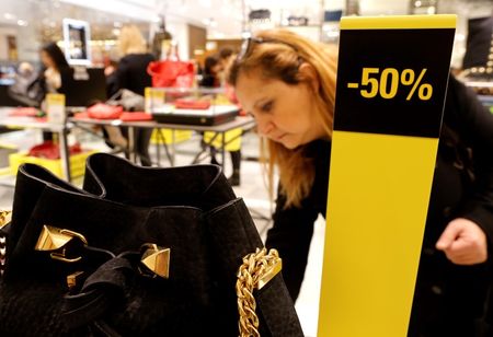 © Reuters. People shop during early morning at a department store in Paris