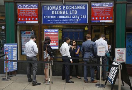 © Reuters. People queue outside a branch of Thomas Exchange Global foreign exchange in the City of London