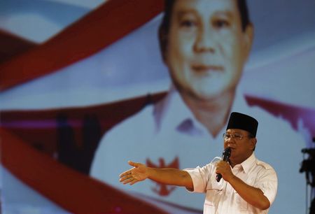 © Reuters. Indonesia's presidential candidate Prabowo Subianto speaks during a televised debate with his opponent Joko Widodo in Jakarta