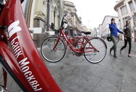 © Reuters. Логотип Банка Москвы на велосипедах в российской столице 