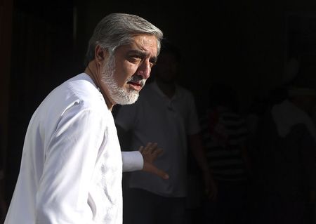 © Reuters. Afghan presidential candidate Abdullah Abdullah arrives for a news conference in Kabul