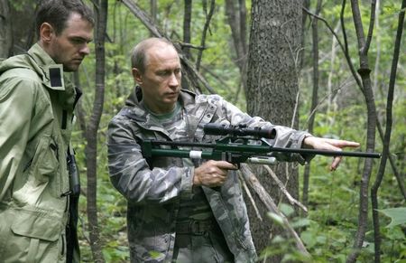 © Reuters. Russia's Prime Minister Vladimir Putin holds a tranquilliser gun as he visits the academy of sciences Ussuri reserve in Russia's Far East