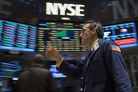 © Reuters. Wall Street cae en apertura, baja desde máximos históricos