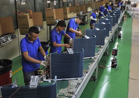 © Reuters. Funcionários trabalham em uma fábrica da marca chinesa Gree em Manaus