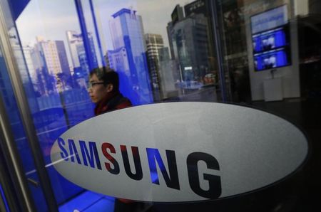 © Reuters. Um homem saindo da sede da Samsung Electronics em Seul