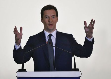 © Reuters. Britain's Chancellor of the Exchequer Osborne speaks during a news conference in Mumbai