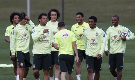 © Reuters. Jogadores brasileiros durante sessão de treino na Granja Comary, em Teresópolis