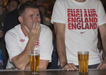 © Reuters. Torcedor inglês reage enquanto assiste à partida contra o Uruguai pelo Grupo D da Copa do Mundo em um bar no centro de Londres