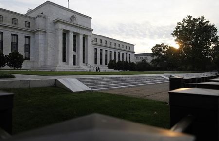 © Reuters. Sun rises to the east of the U.S. Federal Reserve building in Washington