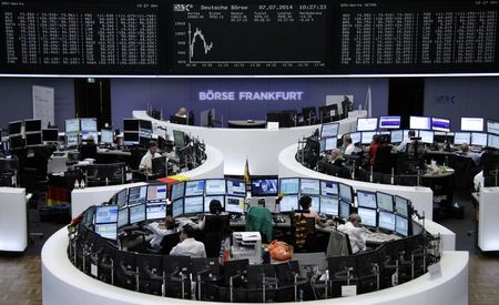 © Reuters. Las bolsas europeas caen por un flojo dato de producción en Alemania