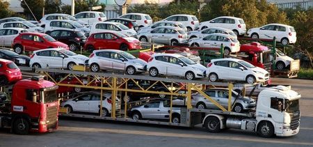 © Reuters. Carros novos são transportados em São Bernardo do Campo