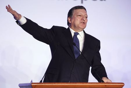 © Reuters. European Commission President Barroso gestures during a joint news conference at the end of a meeting at Villa Madama in Rome