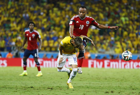 © Reuters. Neymar em lance com colombiano Zúñiga 
