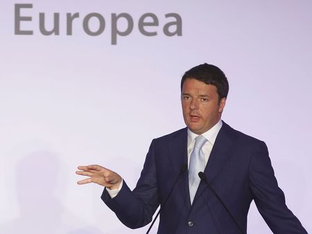 © Reuters. Italian Prime Minister Renzi talks during a joint news conference with European Commission President Barroso at the end of a meeting at Villa Madama in Rome