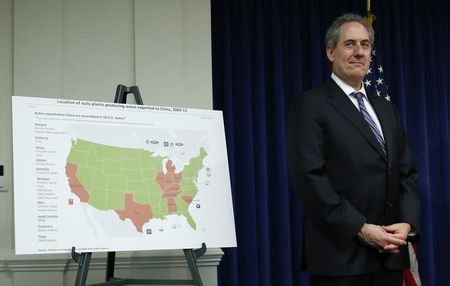 © Reuters. U.S. Trade Representative Froman stands beside a map showing locations of auto plants that export to China during a news conference in Washington