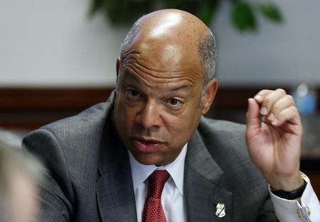 © Reuters. U.S. Secretary of Homeland Security Jeh Johnson gestures during the second day of Reuters CyberSecurity Summit in Washington