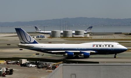 © Reuters. A United Airlines passenger jet taxis to a runway at San Francisco International Airport in San Francisco