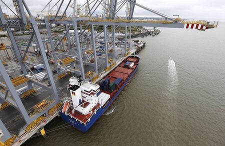 © Reuters. A container ship is moored next to a crane on the quayside at DP World London Gateway container port in Essex, southern England