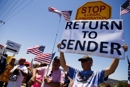 © Reuters. Demonstrators picket against the possible arrivals of undocumented migrants who may be processed at the Murrieta Border Patrol Station in California